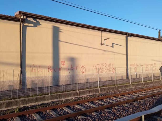 Dopo le scritte al cimitero i no-vax riempiono di insulti la pagina del Comune di Nembro