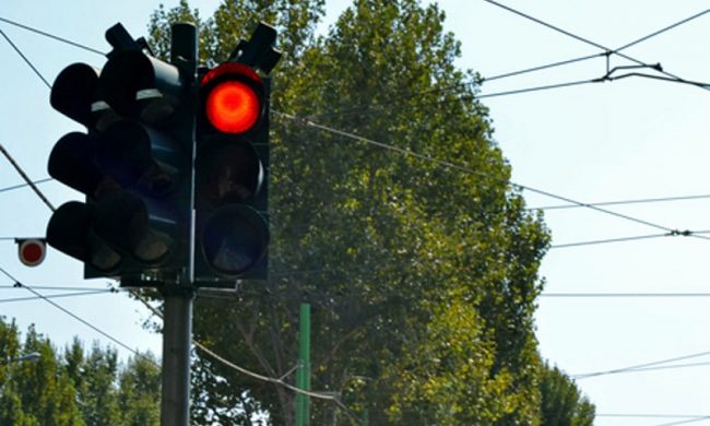 Passa col rosso all’incrocio, multata dal Comune l’auto… del Comune