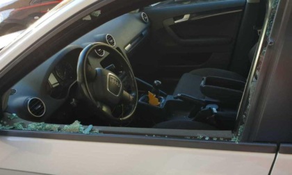 Un ladro gli rompe il finestrino, poi i vigili fanno rimuovere l’auto: doppio esborso