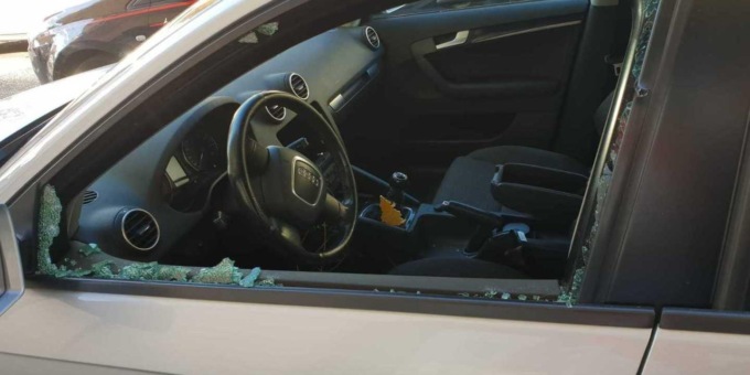 Un ladro gli rompe il finestrino, poi i vigili fanno rimuovere l’auto: doppio esborso