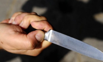 Minaccia i passanti con un coltello e ferisce un 42enne: terrore a Martinengo