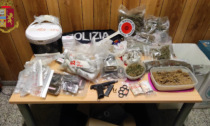 Nel garage di casa nasconde armi e più di 14,5 chili di droga: arrestato un 24enne