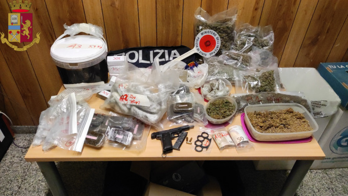 Nel garage di casa nasconde armi e più di 14,5 chili di droga: arrestato un 24enne