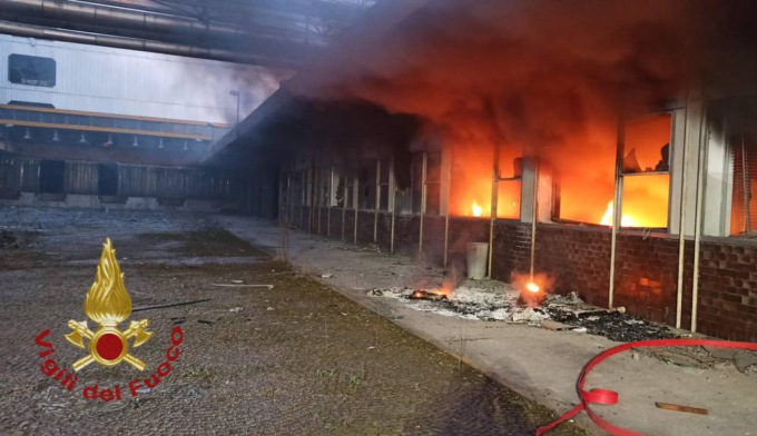 Incendio nell’ex fabbrica Reggiani, le fiamme divampano in un ufficio abbandonato