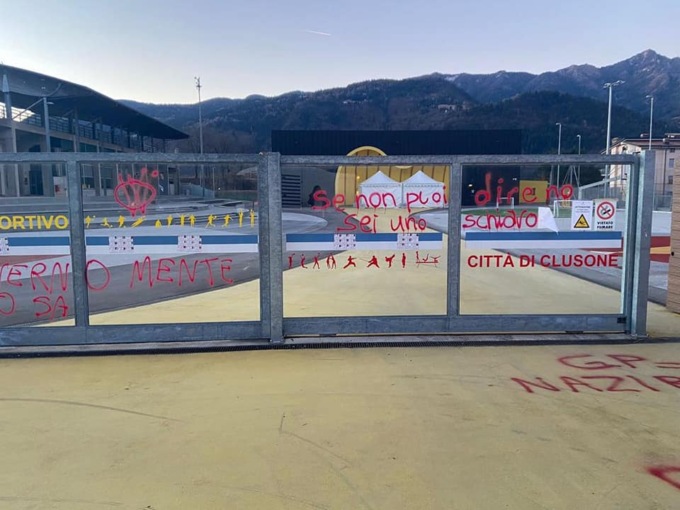 La Val Seriana nel mirino dei no-vax: nella notte imbrattato anche l’hub di Clusone