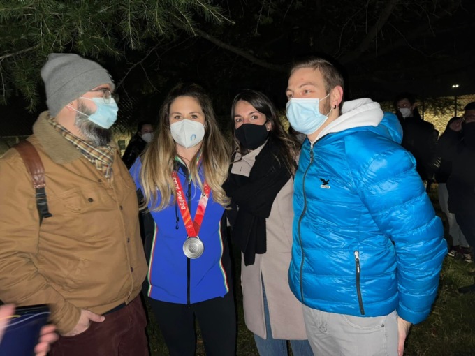 Olimpiadi di Pechino, Michela Moioli torna a casa. Ad Alzano esplode la festa