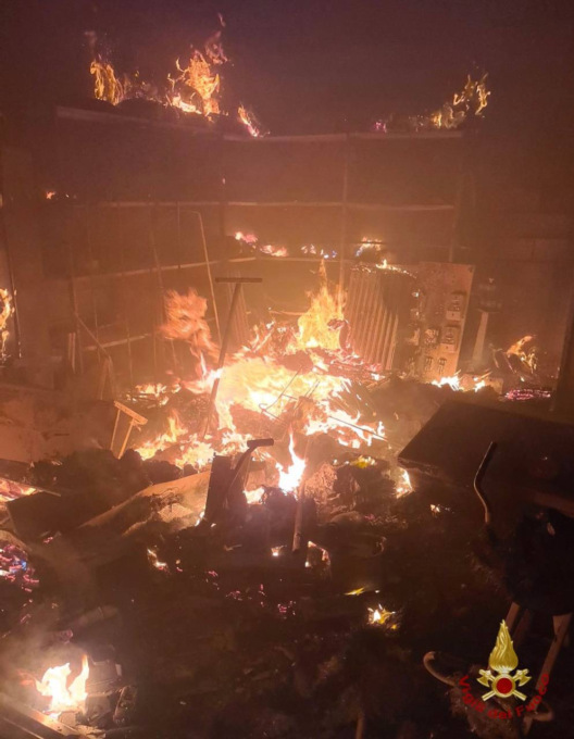 Va a fuoco un deposito abbandonato, l’intervento dei vigili del fuoco