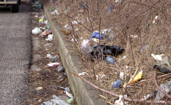 Le strade bergamasche sono ormai delle discariche. Un’inciviltà mai vista prima