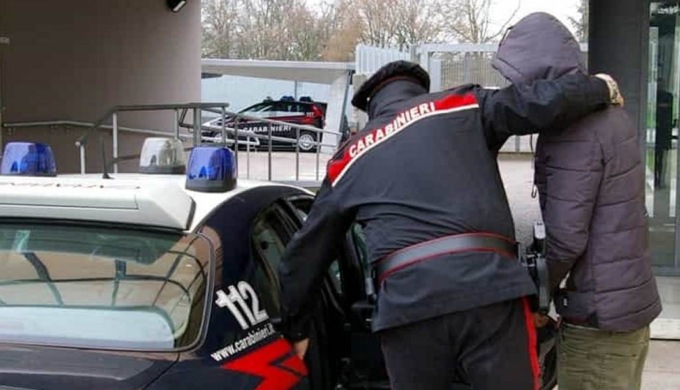 Picchia la ex a Gaverina e scappa a folle velocità dai carabinieri: arrestato a Casazza un 71enne