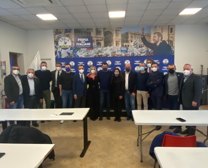 La foto di Salvini con la Lega della Lombardia: mascherine vere o photoshoppate?