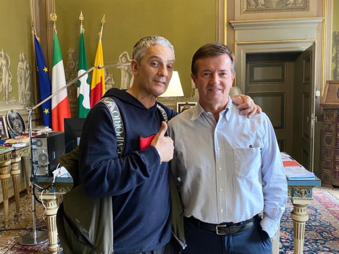 Fiorello è arrivato a Bergamo: il saluto con Gori e la firma sul Libro d’Onore