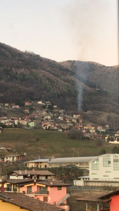 Sterpaglie a fuoco a Gandino, allarme incendio alle pendici del Farno