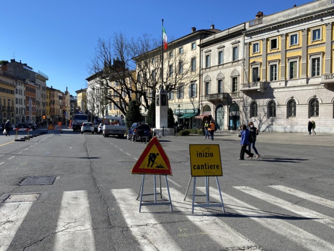 Riqualificazione del centro piacentiniano: allestito il cantiere di fronte a Palazzo Frizzoni