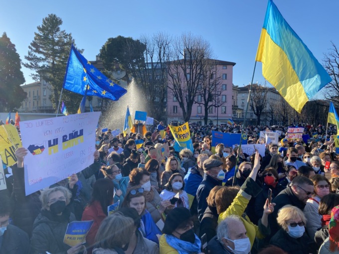 In migliaia in stazione contro la guerra in Ucraina. Gori: «Difendiamo libertà e democrazia»