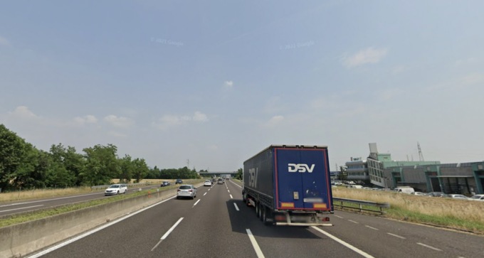 Lungo la A4 perdono il controllo ed escono di strada: fortunatamente illesi due giovani