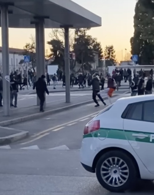 In stazione per il video di un rapper, più di cento giovani lanciano sassi contro le forze dell’ordine