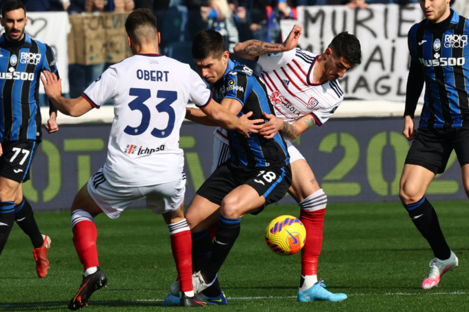 Brutto stop dell’Atalanta in casa, battuta dal Cagliari per 2-1. Resta in dieci e Zapata si fa male ancora