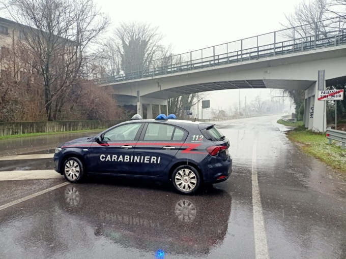 Donna minaccia di gettarsi da un ponte a Palazzolo, ore di panico e traffico in tilt