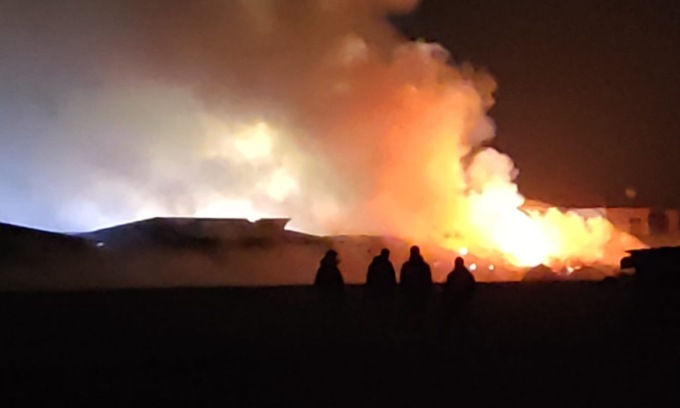 Brucia una cascina a Casirate, fiamme visibili a chilometri di distanza