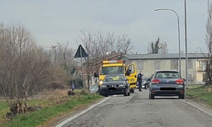 Perde il controllo dell’auto, 22enne finisce fuori strada