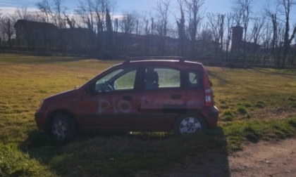 Cologno, bestemmia su un'auto abbandonata (ma almeno poi l'hanno portata via)