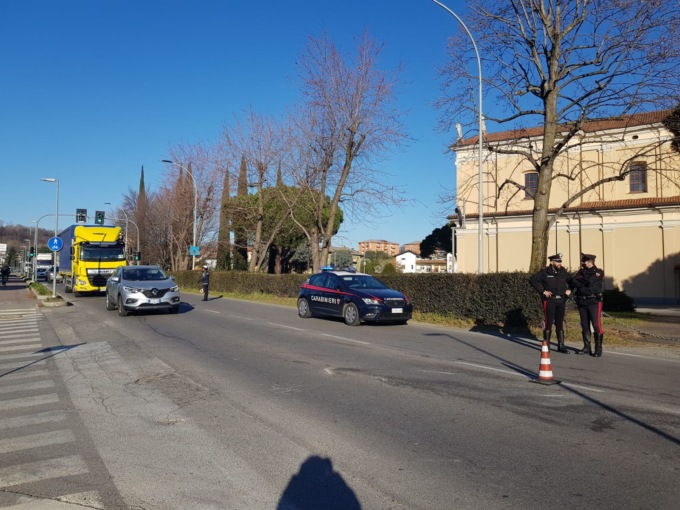 Schianto tra un’auto e un camion a Carvico, due persone portate in ospedale