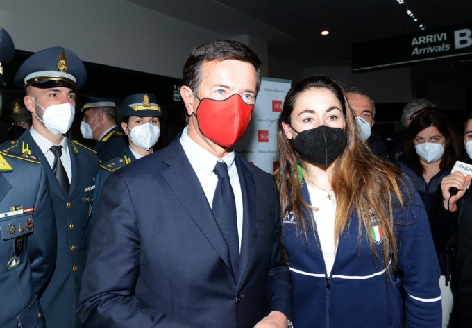 Sofia Goggia è tornata a casa: ad accoglierla a Malpensa anche il sindaco Gori