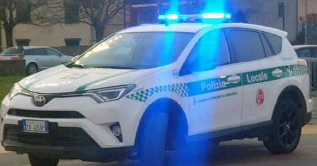 Fermato per guida pericolosa, ubriaco, urina davanti alle agenti della Polizia locale