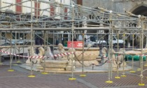 Restauro della fontana del Contarini, ormai ci siamo: le impalcature in Piazza Vecchia