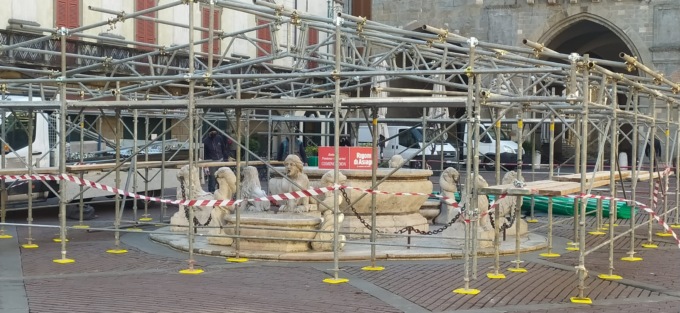 Restauro della fontana del Contarini, ormai ci siamo: le impalcature in Piazza Vecchia