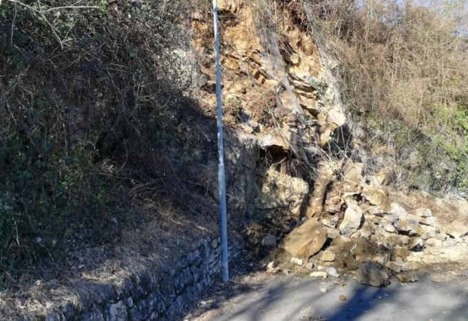 Frana di Strozza, per liberare la strada dalle rocce ci vorranno almeno 40 giorni