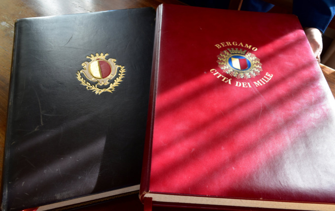 Da Andreotti a Fiorello: ecco di chi sono le firme sui Libri d’Onore del Comune di Bergamo