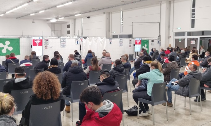 In 300 per ricevere la terza dose alla “Vax night” di Spirano