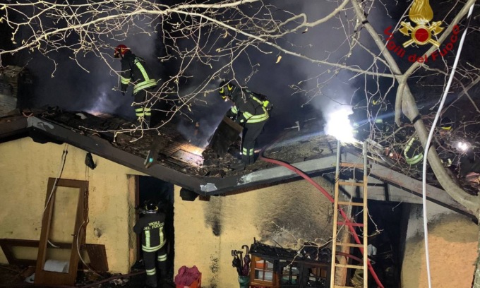 S’incendia il tetto, paura per una famiglia di Grone