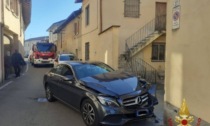 Una Mercedes si schianta contro un muro a Fara, ferita mamma e figlio di 3 anni