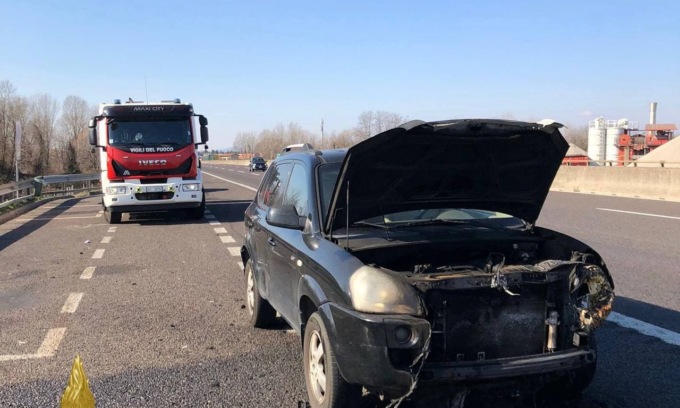 Auto prende fuoco sulla A4, illesa la conducente