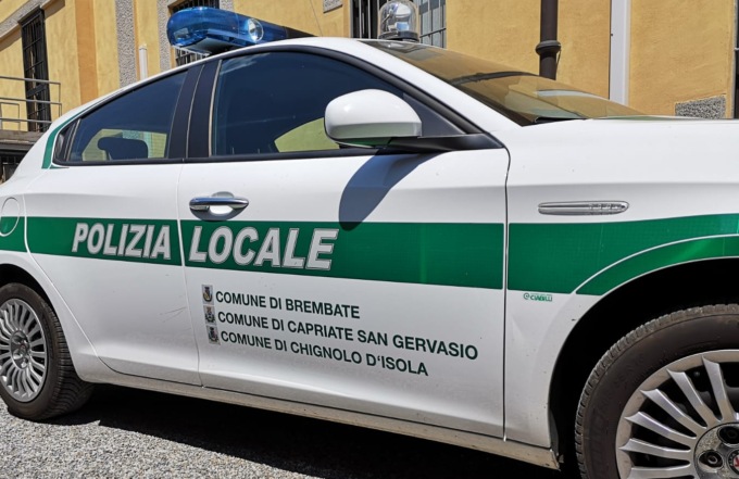 Pensionato al volante senza patente fermato due volte in 4 giorni: multe per 12mila euro