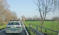 Sfreccia in auto per il paese indossando un casco integrale: indaga la polizia locale