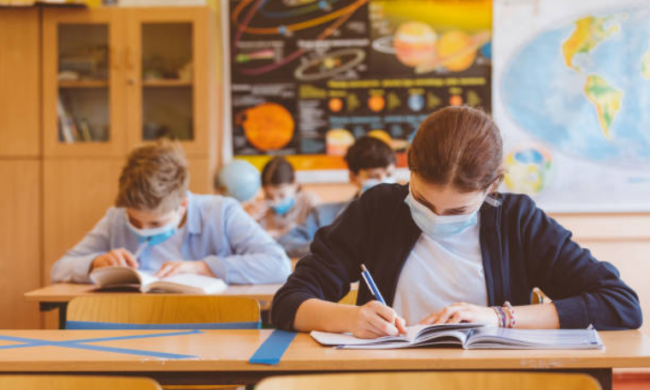 Le nuove regole del Governo per gestire i contagi Covid a scuola: ecco cosa cambia