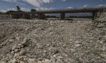 L'acqua scarseggia, Uniacque: «Evitate di usare l'acqua potabile per lavare l'auto»