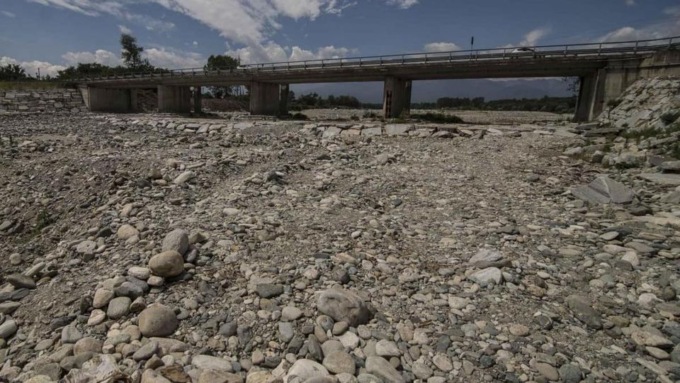 L’acqua scarseggia, Uniacque: «Evitate di usare l’acqua potabile per lavare l’auto»
