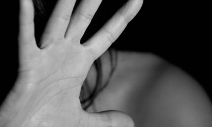 Il compagno cerca di strangolarla, ma lei scappa: «Non aspettate che la situazione degeneri»