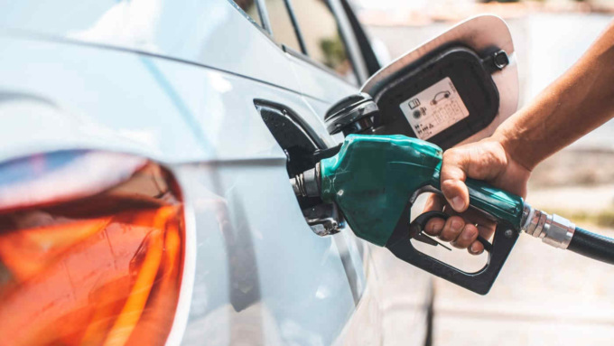 Mille euro di multa ai gestori di due distributori: prezzi dei carburanti troppo alti