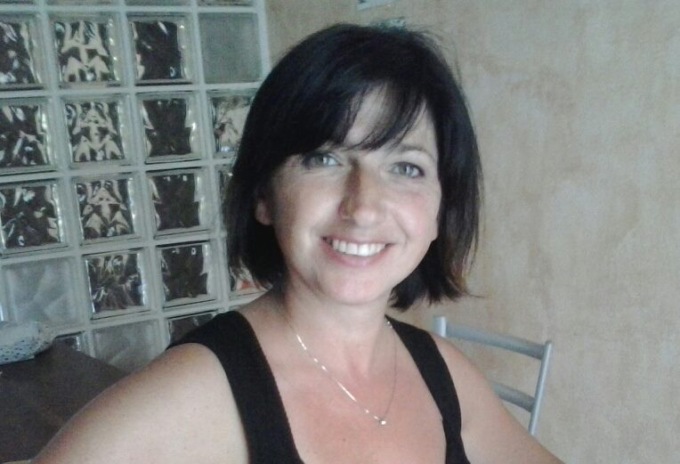 Frontale contro un’auto in sorpasso, muore una donna di 54 anni