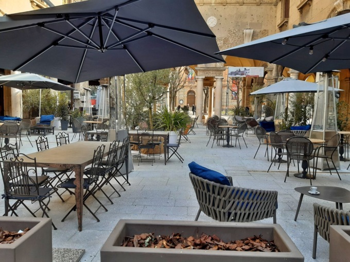 Riqualificazione del centro: completata la ripavimentazione della piazzetta del Quadriportico