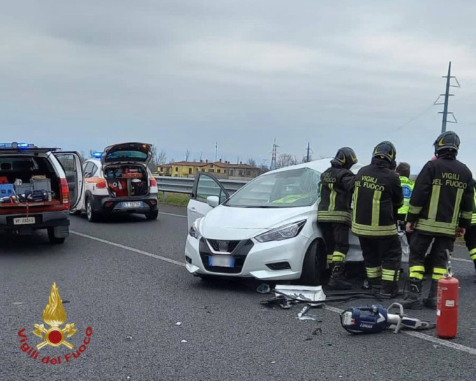 Autovettura e camion si scontrano sulla BreBeMi: ferita una donna, non è grave