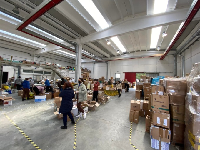 Si allarga la rete per la raccolta di aiuti all’Ucraina: sei hub e confezioni standard