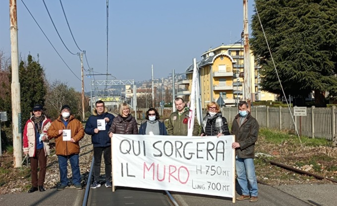 Guerra ai muri ferroviari, presidio in Porta Nuova durante il consiglio comunale straordinario