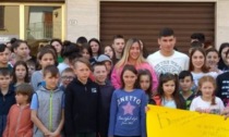 Le belle foto di Malinovskyi e della moglie Roksana tra i cento orfani ucraini accolti in Valle Imagna