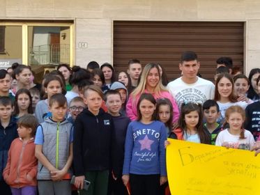 Le belle foto di Malinovskyi e della moglie Roksana tra i cento orfani ucraini accolti in Valle Imagna